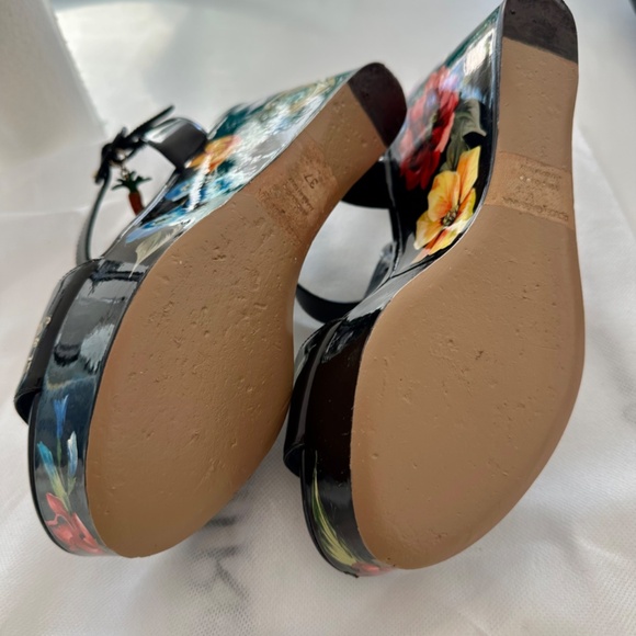 Dolce & Gabbana Patent Leather Floral Print Sandals Women's Size: 7 | IT 37 - Picture 6 of 7